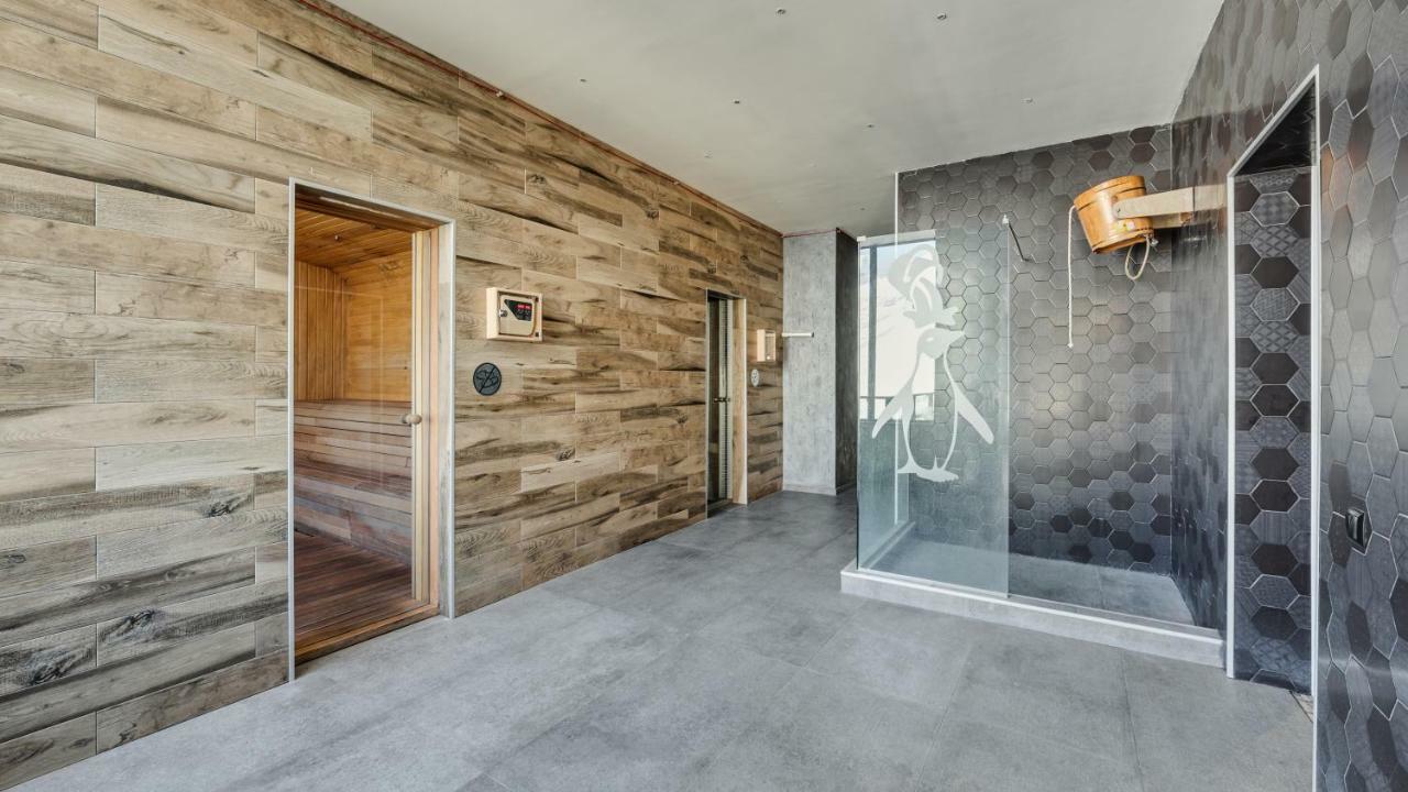 Gudauri Loft Hotel Exterior photo The shower room